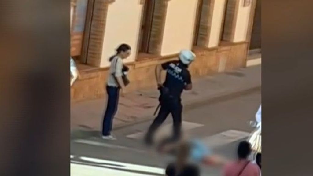 Muere un policía en Andújar, Jaén, en una pelea entre vecinos: su agresor es abatido a tiros