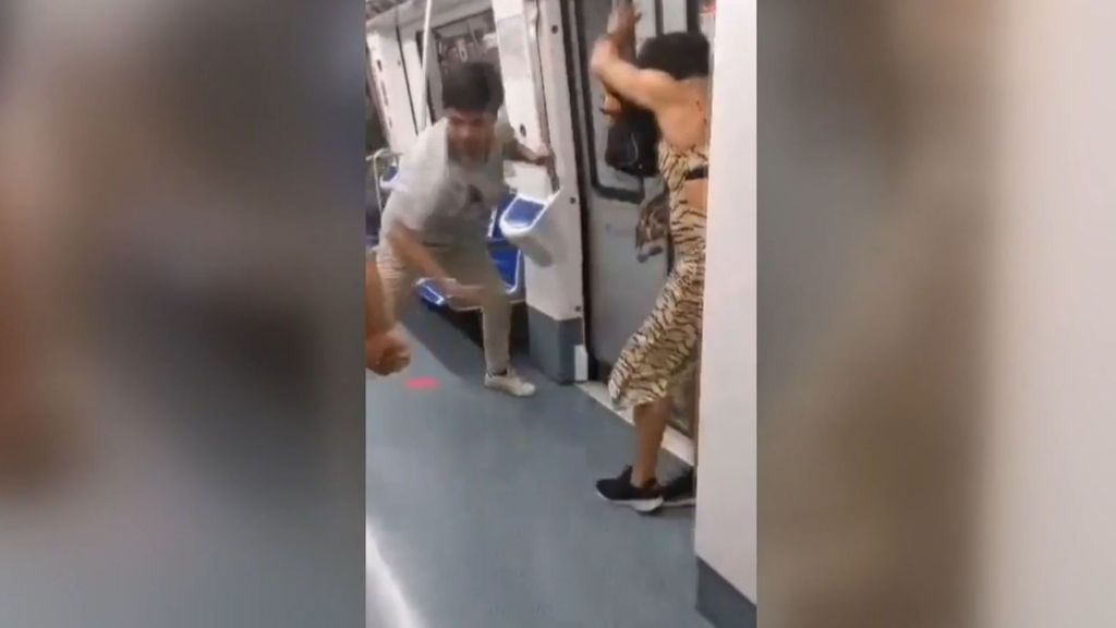 Un hombre insulta y golpea a una mujer trans en el Metro de Barcelona