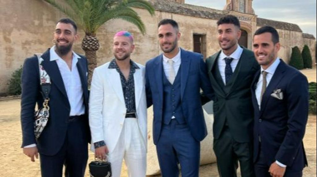 Borja Iglesias y Ruibal responden a los ataques homófobos por llevar bolsos a una boda