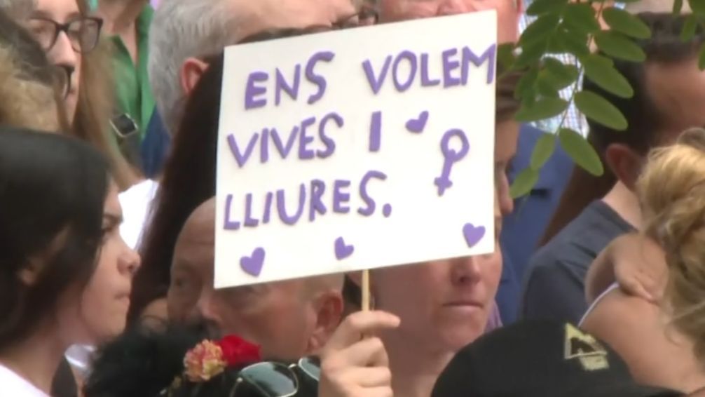 El presunto asesino de su mujer en Cornellá la apuñaló delante de la hija de ambos dos años