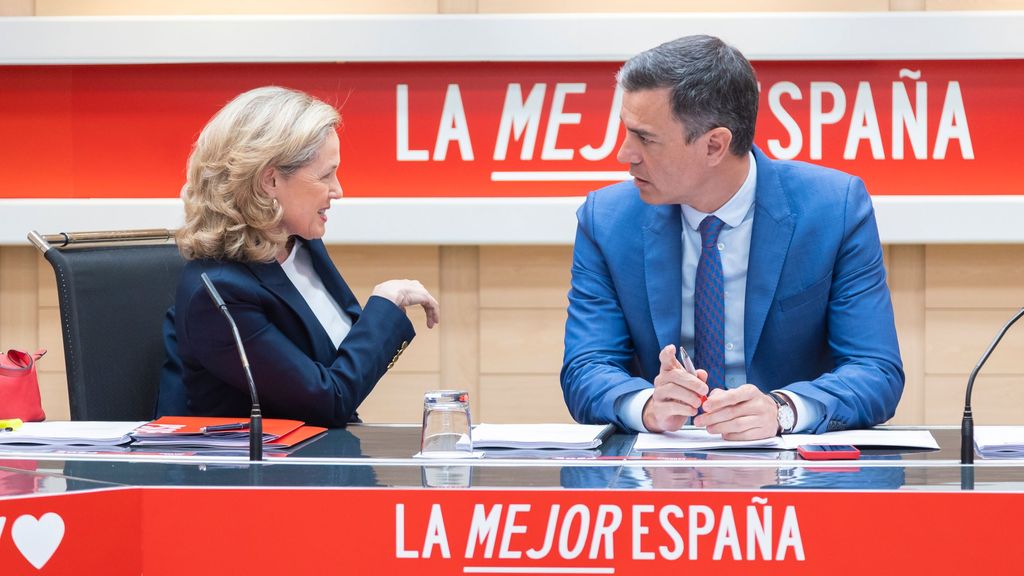 El presidente del Gobierno, Pedro Sánchez, y la vicepresidenta Nadia Calviño, en la reunión sobre el programa electoral del PSOE