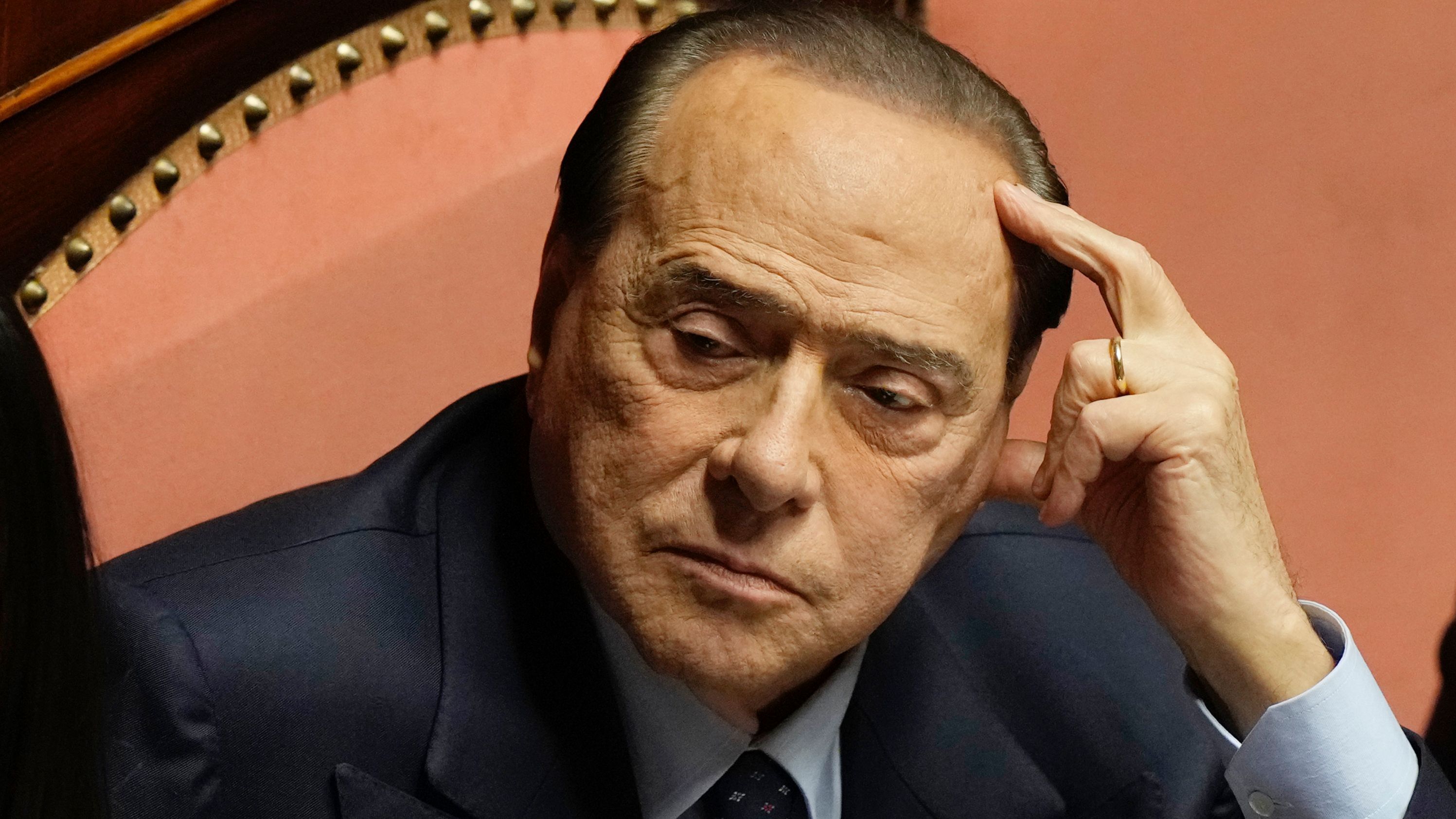L’ex Presidente del Consiglio e imprenditore italiano Silvio Berlusconi è morto all’età di 86 anni
