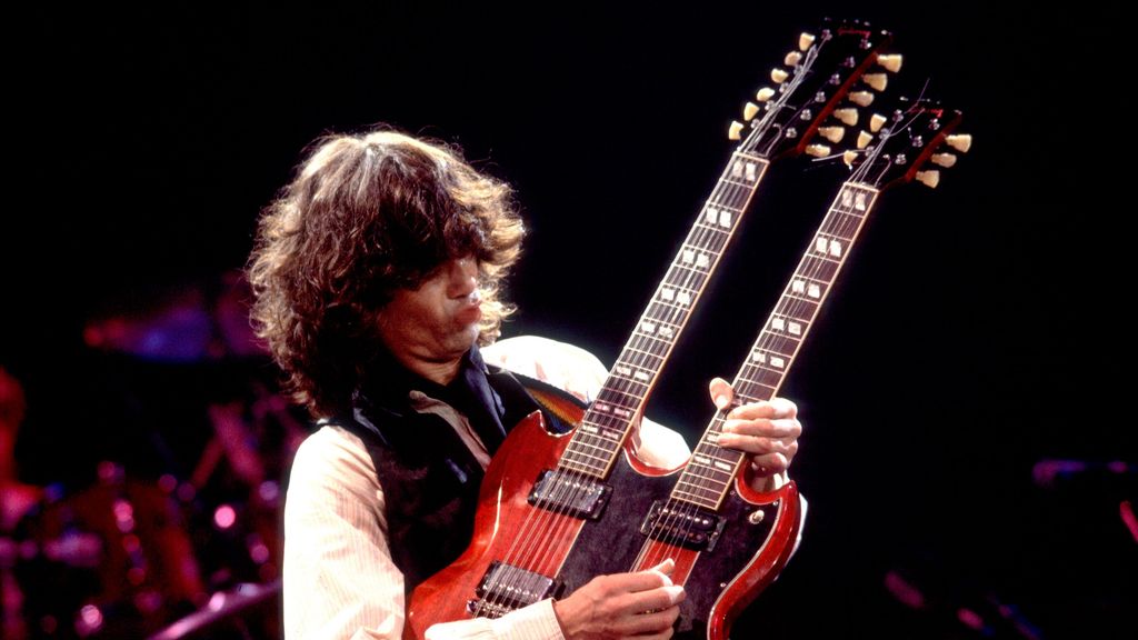 Jimmy Page, legendario guitarrista de la banda, pilotando la SG de doble mástil como los dioses.