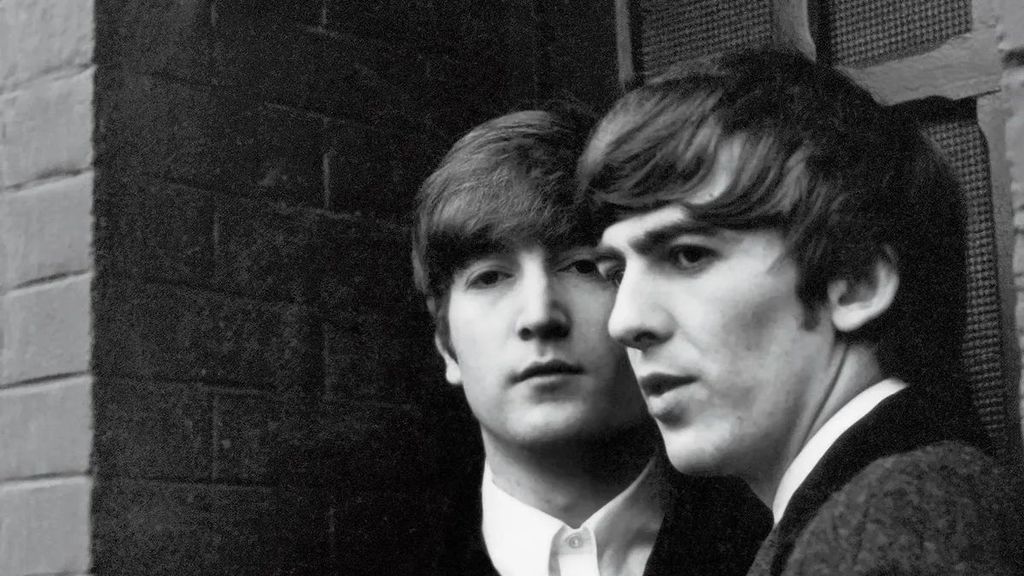 John Lennon y George Harrison en Paris, en 1964.