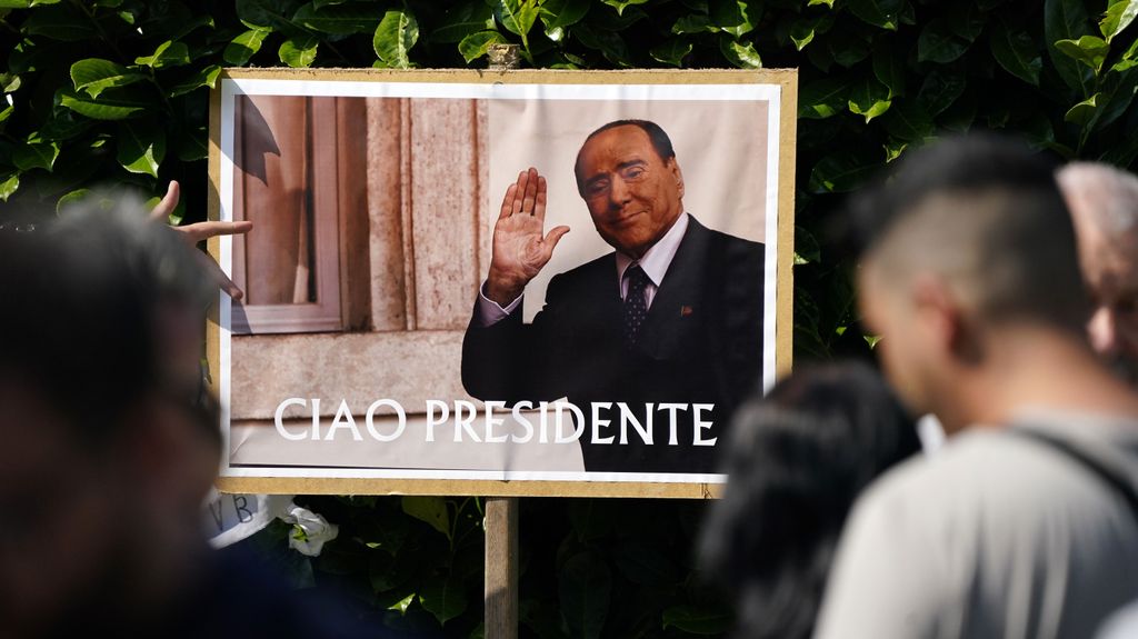 La capilla ardiente de Silvio Berlusconi en su residencia de Árcore: último adiós de familiares y amigos