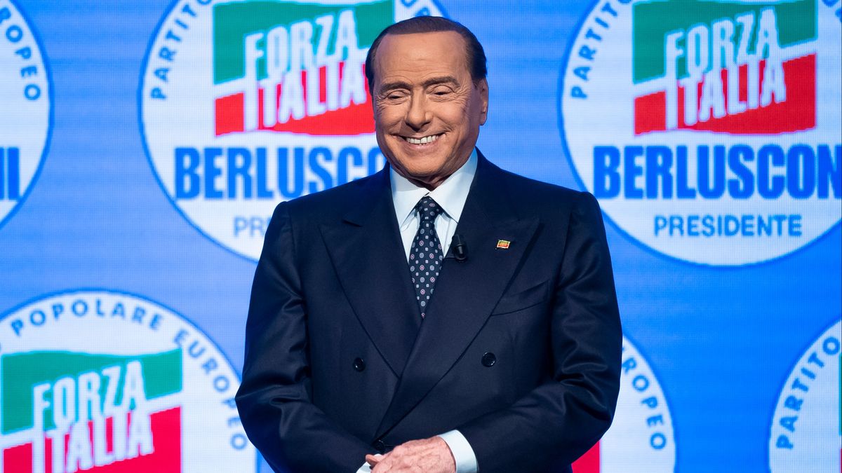 Silvio Berlusconi muere a los 86 años: los síntomas y el tratamiento contra la leucemia que padecía