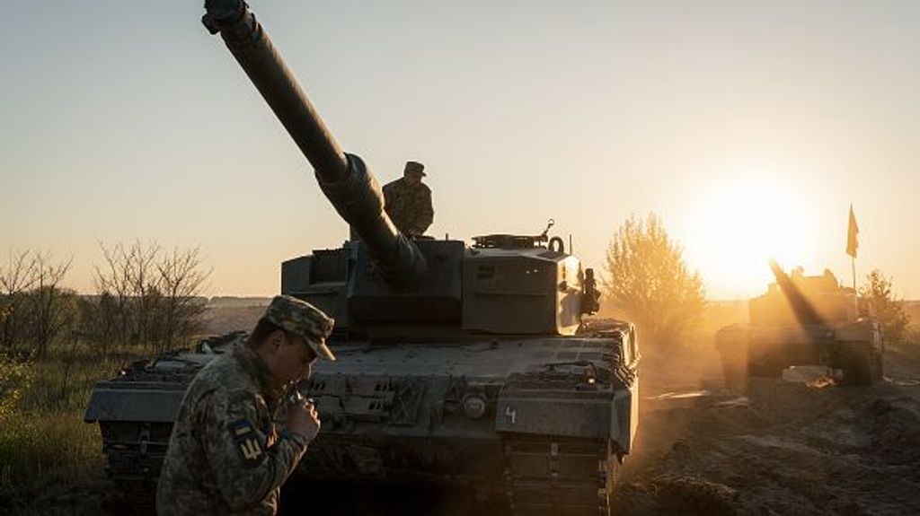 Soldados ucranianos en carros de combate Leopard 2