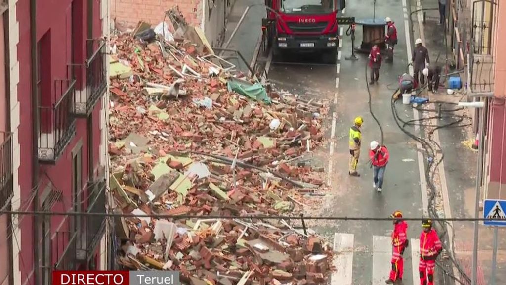 Espectacular derrumbe de un edificio en Teruel: “He salido corriendo y notaba los cascotes cayendo detrás”