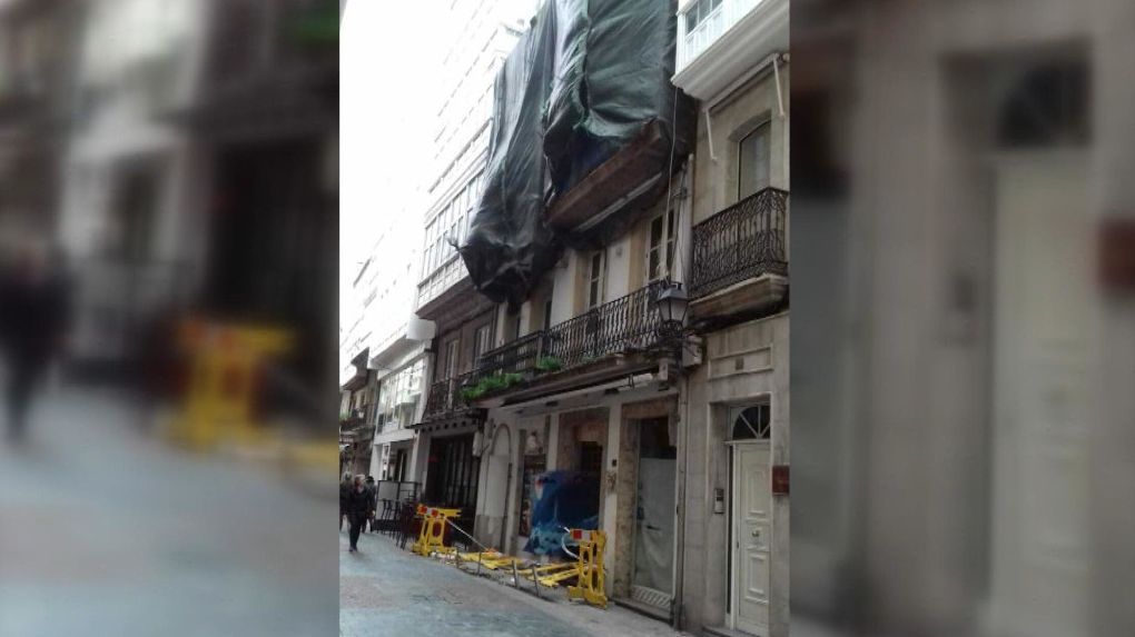 Edificio de la calle Olmos, en A Coruña, en el que se encuentran los murales de Urbano Lugrís.