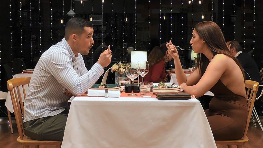 El ataque de risa de Raquel en ‘First Dates’ ante la reflexión de su cita: “Yo no me masturbo, hago sexo real”