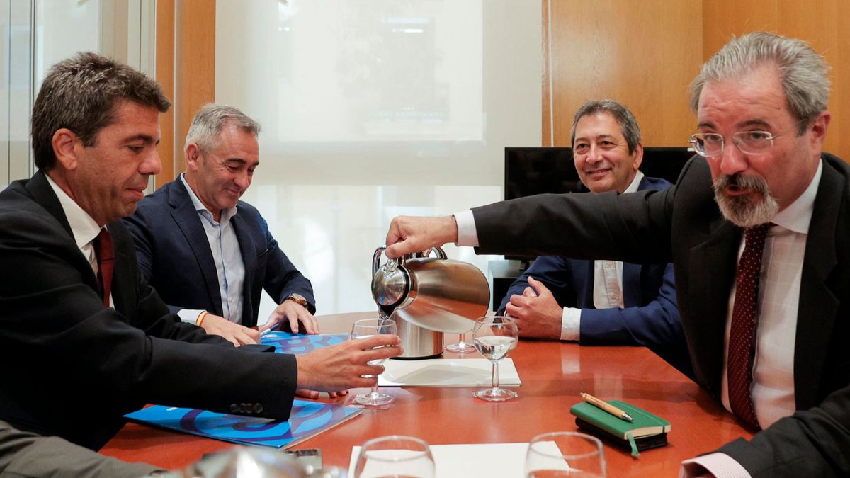 El popular Carlos Mazón y el líder de Vox en Valencia, Carlos Flores, en la reunión que mantuvieron ayer para acordar un pacto de Gobierno en la Generalitat