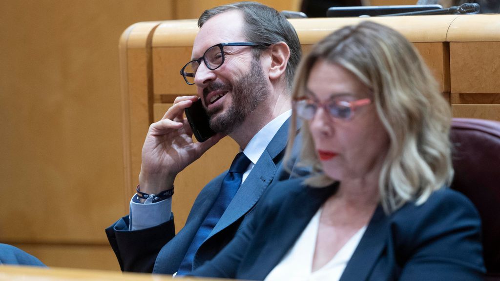 El portavoz del Grupo Parlamentario Popular en el Senado, Javier Maroto, habla por teléfono