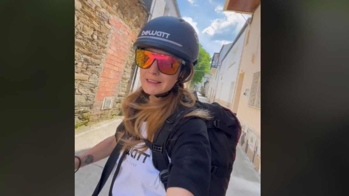 Evangelina hace el Camino de Santiago en patinete