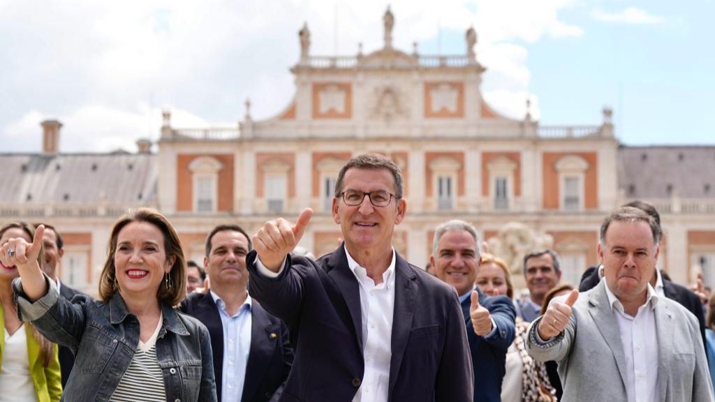 Feijóo posa con sus candidatos al 23J en Aranjuez