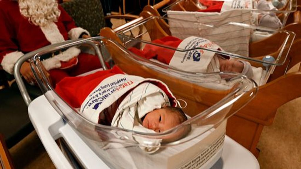 Hospital de Long Beach, California en la unidad de recién nacidos en Navidad diciembre 2021