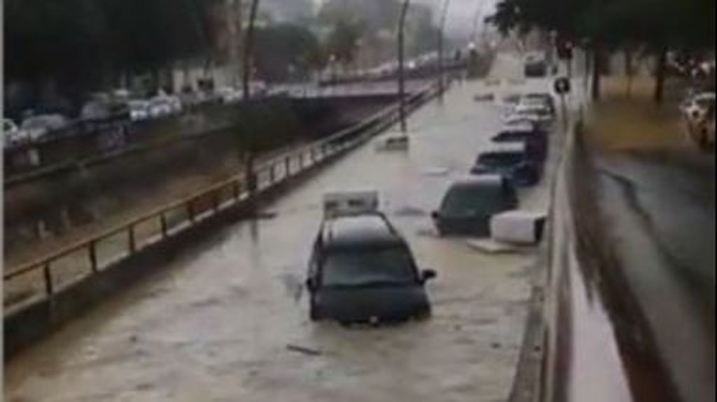 Inundaciones en Terrassa con calles y carreteras cortadas, además de desprendimientos, por las fuertes lluvias