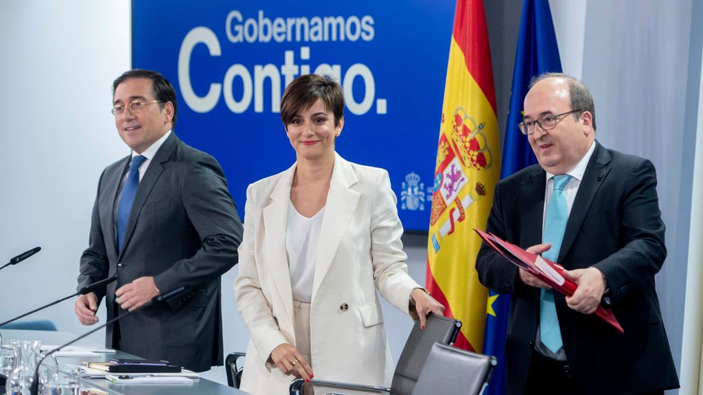 La portavoz del Gobierno, Isabel Rodríguez, junto a los ministros Albares e Iceta tras la reunión del Consejo de Ministros