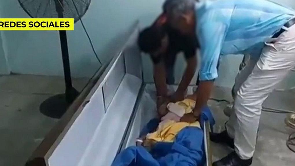 La resurrección de Montoya: una mujer se despierta en su propio velatorio y dentro de un ataúd