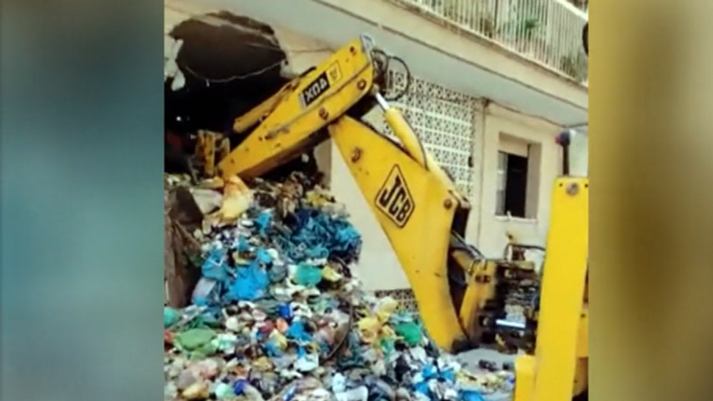 La retirada de basura del piso del hombre con Diógenes rescatado en El Prat tardará al menos una semana