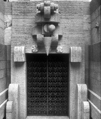 Puerta Mausoleo Berlusconi 4