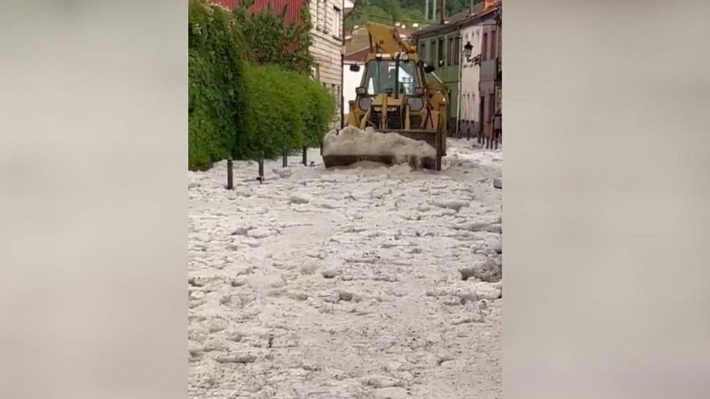 Una fuerte granizada colapsa La Pola de Gordón, en León