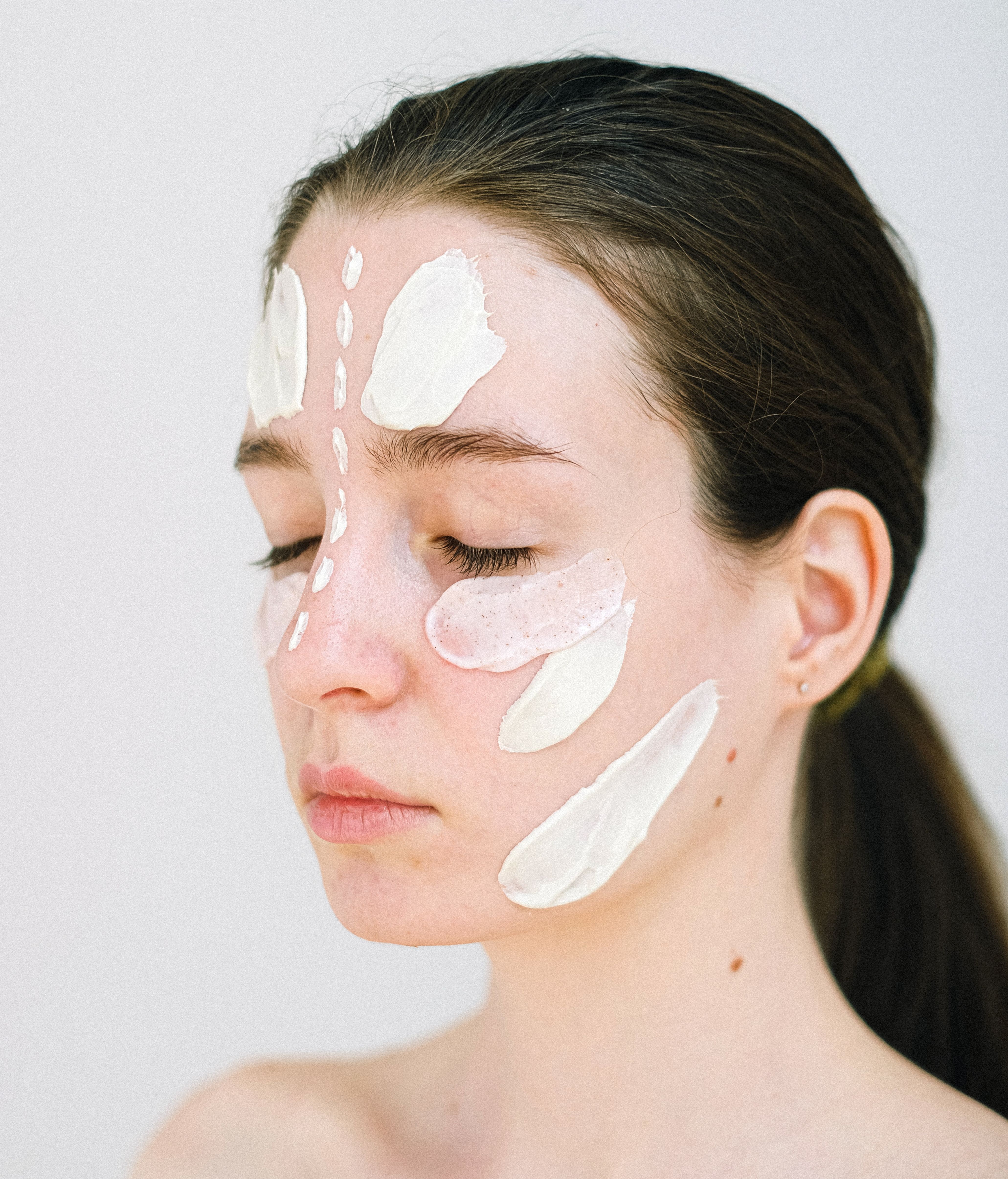 Usa una crema para pieles sensibles. FUENTE: Pexels