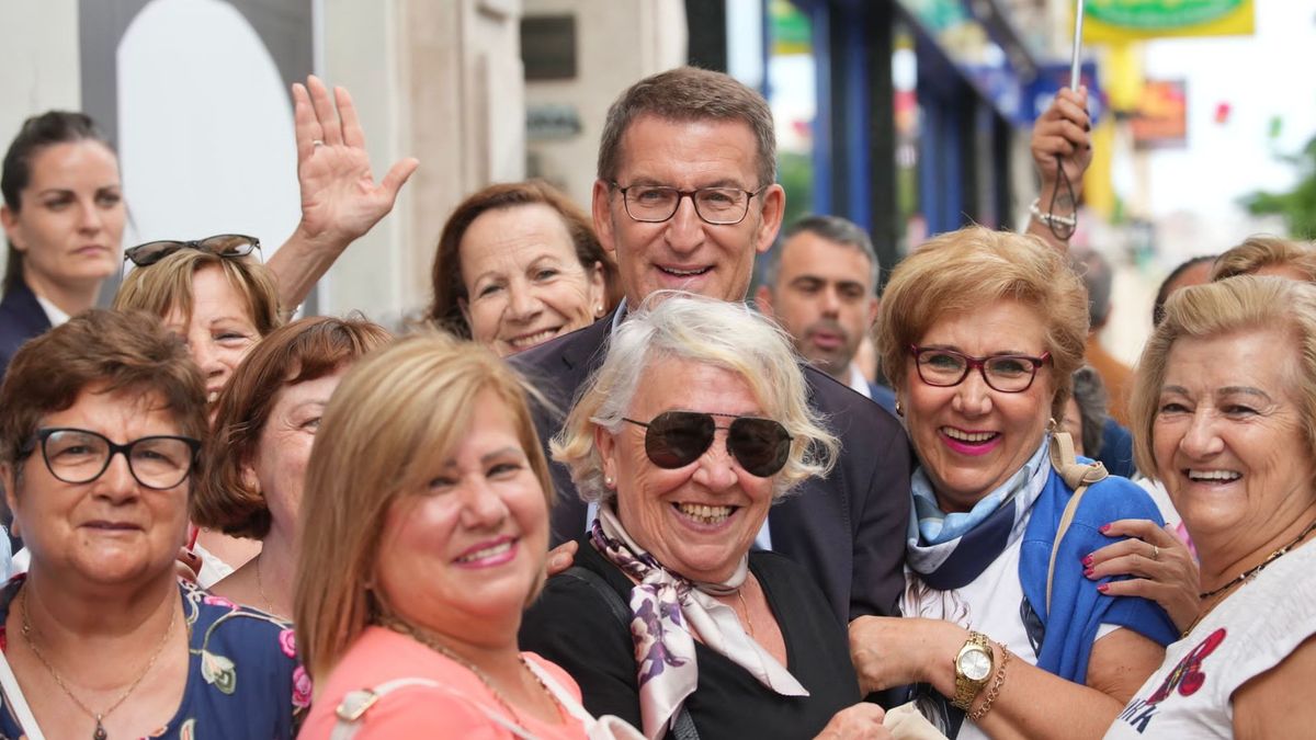 Alberto Núñez Feijóo rodeado de simpatizantes en Santander ayer