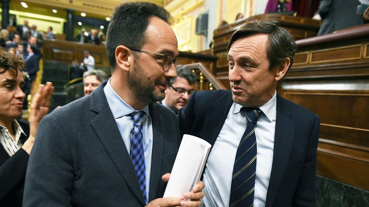 Antonio Hernando y Rafa Hernando charlando a la salida de un pleno en el Congreso en marzo de 2017