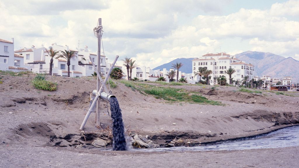 Ecologistas en Acción presenta las 48 peores playas españolas a las que otorga bandera negra