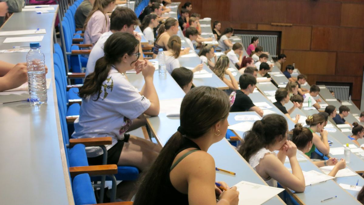 Estudiantes durante la EBAU