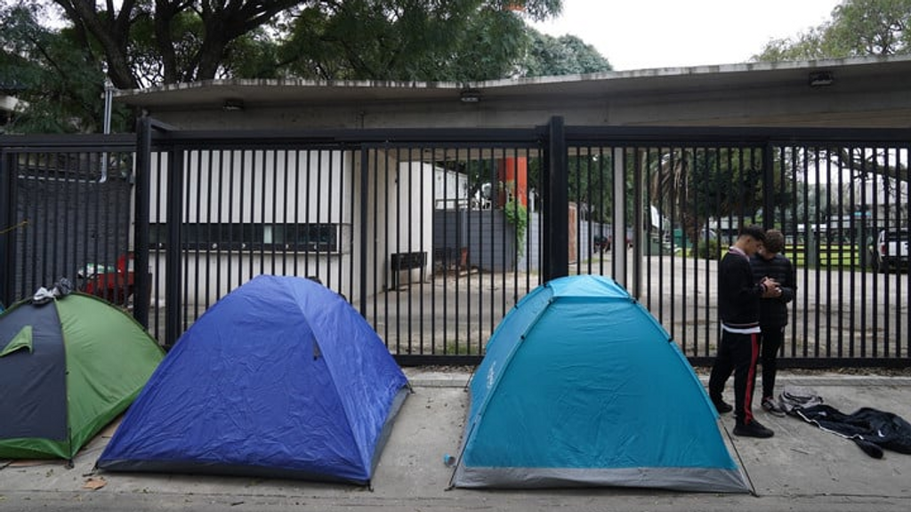 Fanáticas acampan a 5 meses del concierto de Taylor Swift en Argentina