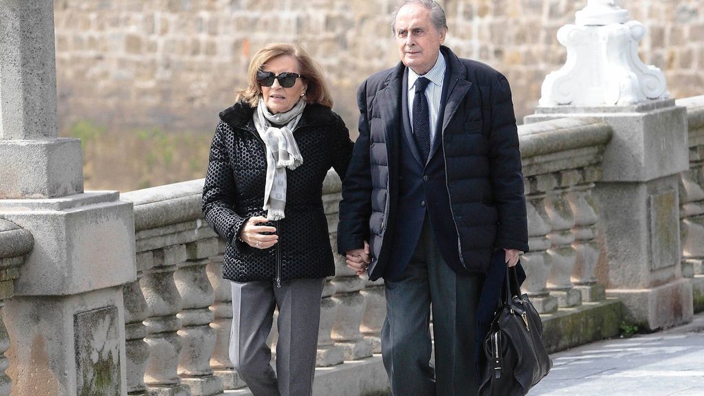 Jaime Peñafiel, dando un paseo con su mujer, Carmen Alonso