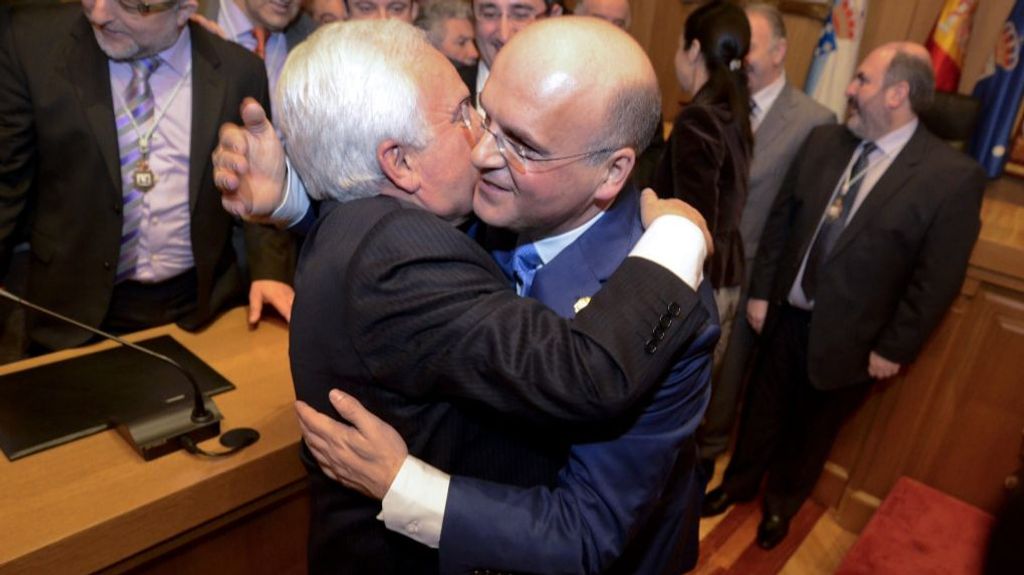 José Manuel Baltar abrazándose con su padre el día que lo relevó al frente de la Diputación en 2012.