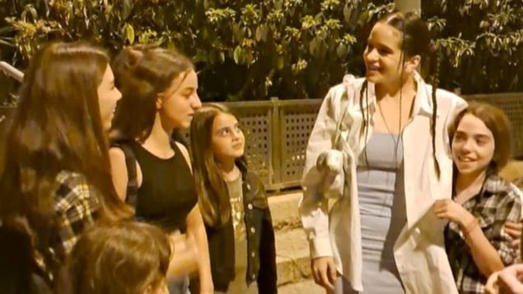 Rosalía sorprende a unas niñas de la Colla de Poble Sec y comparte un pequeño castell con ellas