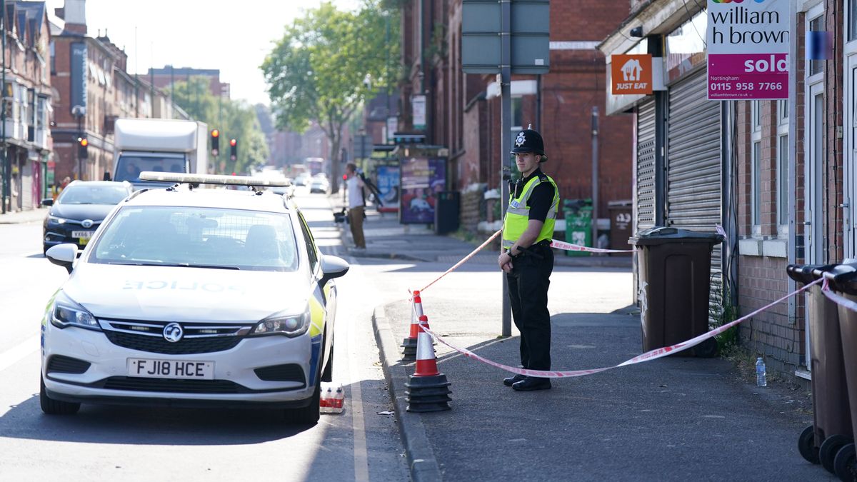 Un agente de policía británico monta guardia en uno de los escenarios de los ataques de Nottingham, en el Reino Unido