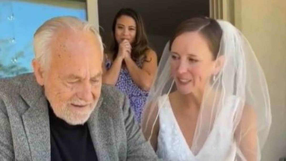 Un hombre con Alzheimer vuelve a recordar a su hija el día de su boda: "Cariño, Julia... Estás preciosa"