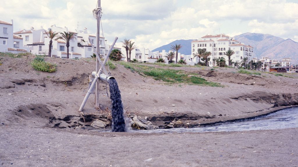 Vertido en una playa del litoral español