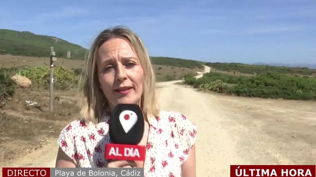 Nuevo desafío hippie: La Familia Arcoíris se asientan ahora en la playa de Bolonia, en Cádiz