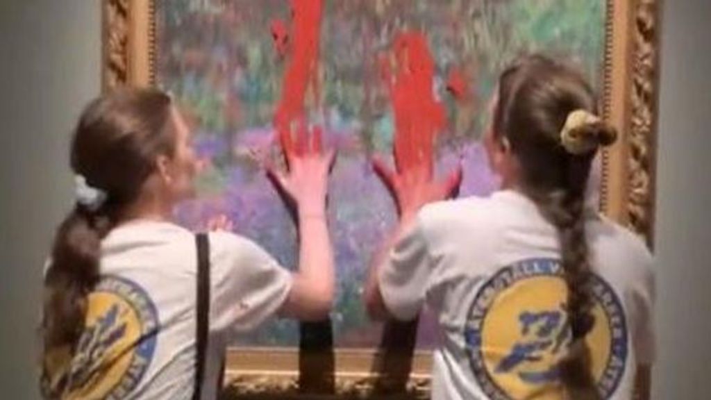 Activistas pintan cuadro Monet