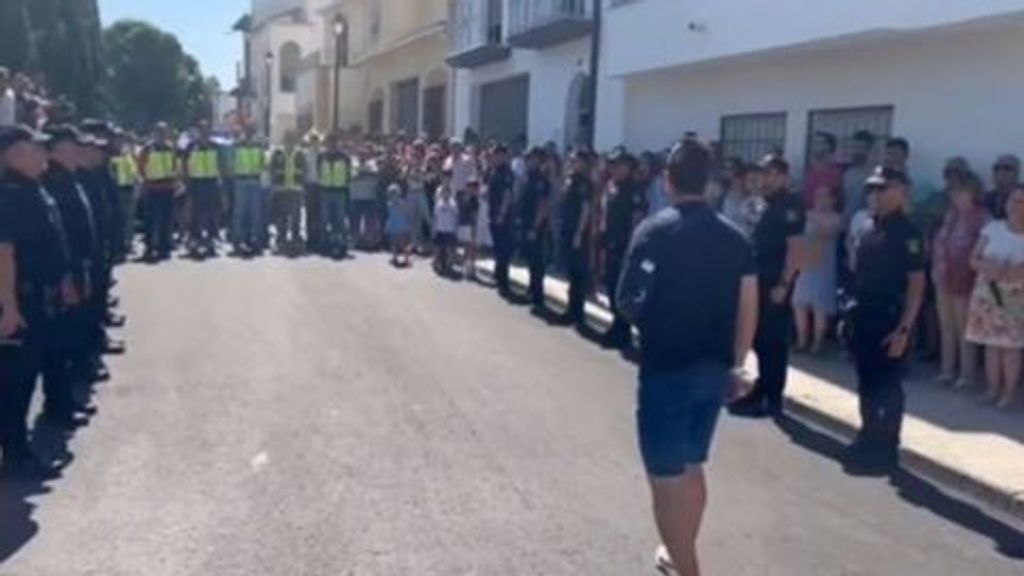 Emoción y aplausos para recibir al agente herido en Andújar, donde murió un compañero suyo y su agresor