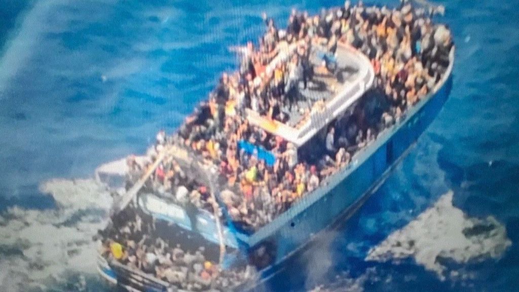 La imagen del pesquero antes del naufragio en Grecia: migrantes hacinados sin chalecos salvavidas