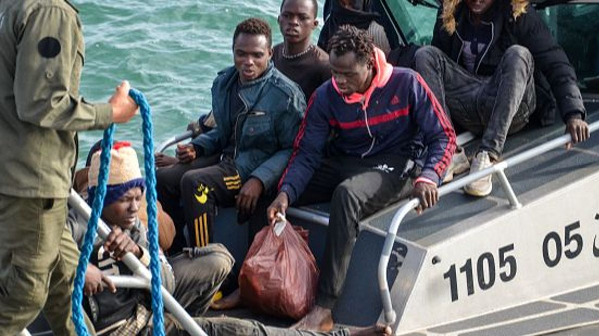 Migrantes rescatados en las aguas de Túnez