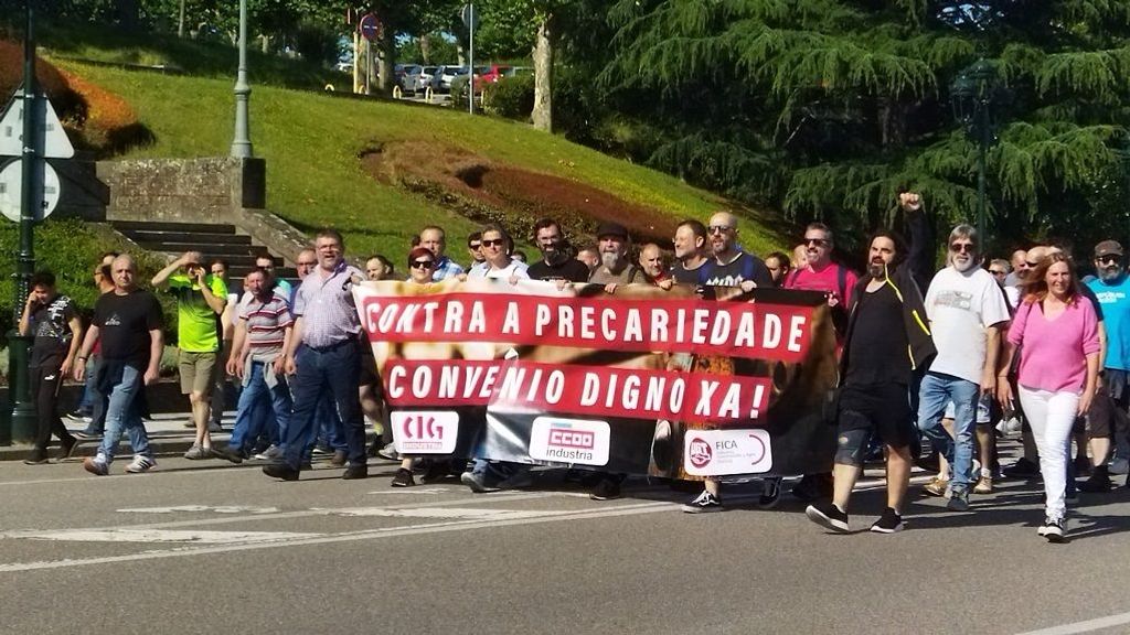 Miles de personas del sector del metal de la provincia de Pontevedra con pancartas reivindicando un convenio digno