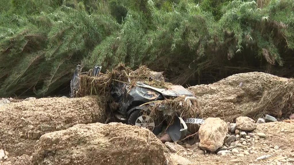 Amasijo de hierros del vehículo atrapado por la riada de Ullastrell, Barcelona, este martes