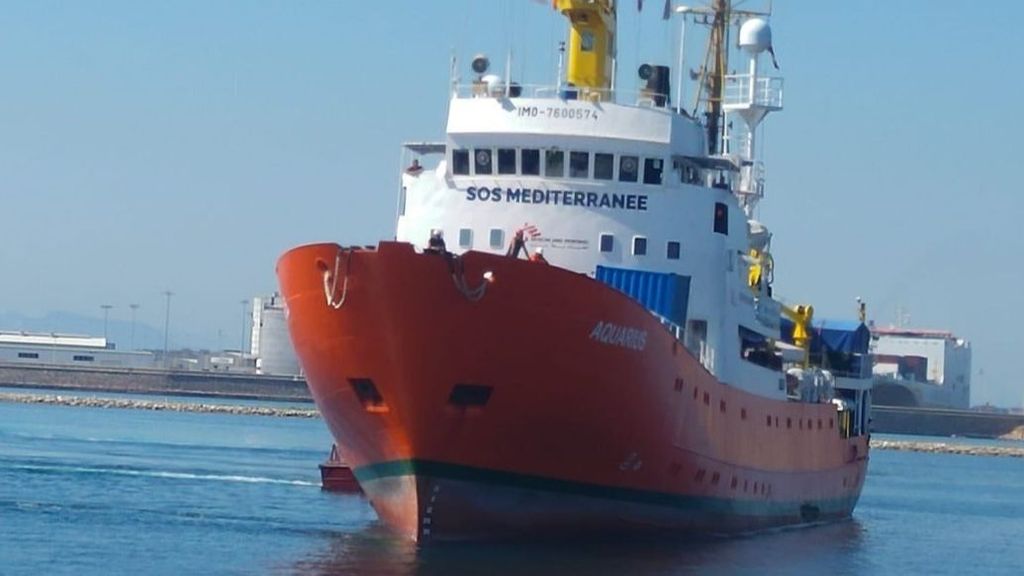 El Aquarius entrando al puerto de Valencia