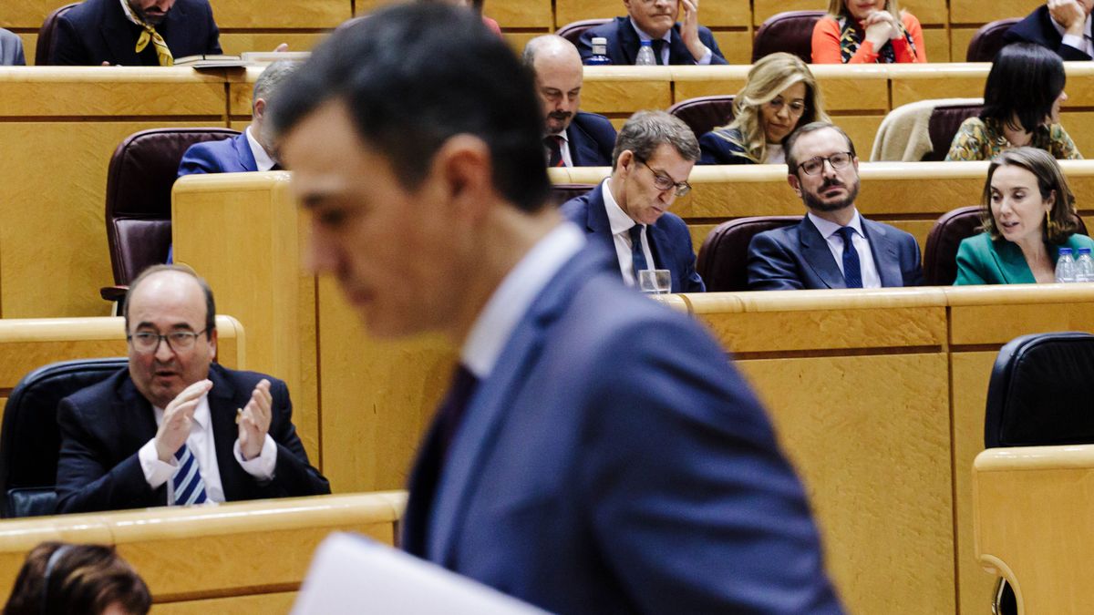 El presidente del Gobierno, Pedro Sánchez, y el líder del PP, Alberto Núñez Feijóo en el Senado