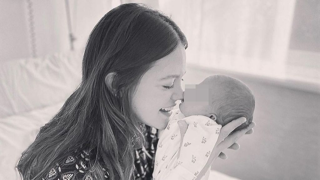 Isabelle Junot presenta a Philippa, su primera hija con Álvaro Falcó