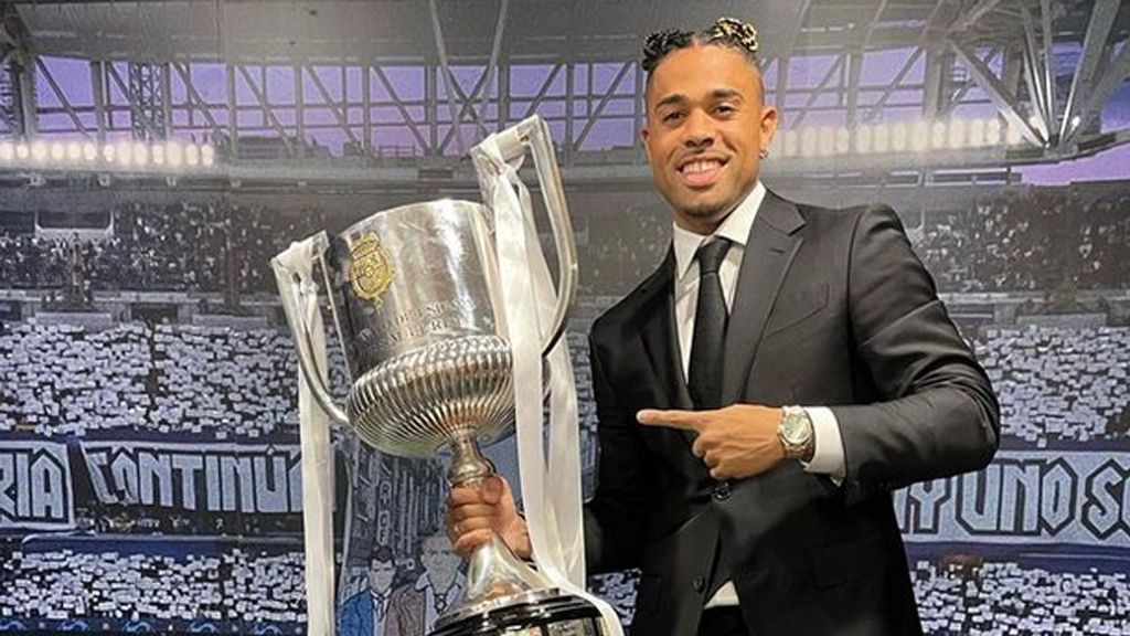 Mariano Díaz, exjugador del Real Madrid, se salta la ley y se realiza un tatuaje a doce manos con anestesia