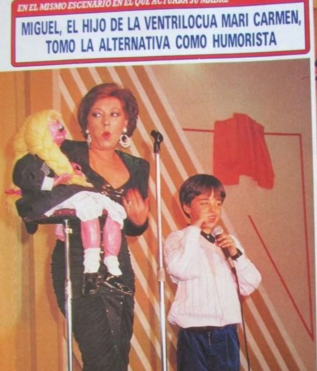 Mary Carmen y su hijo en el recorte de una revista de los años 80