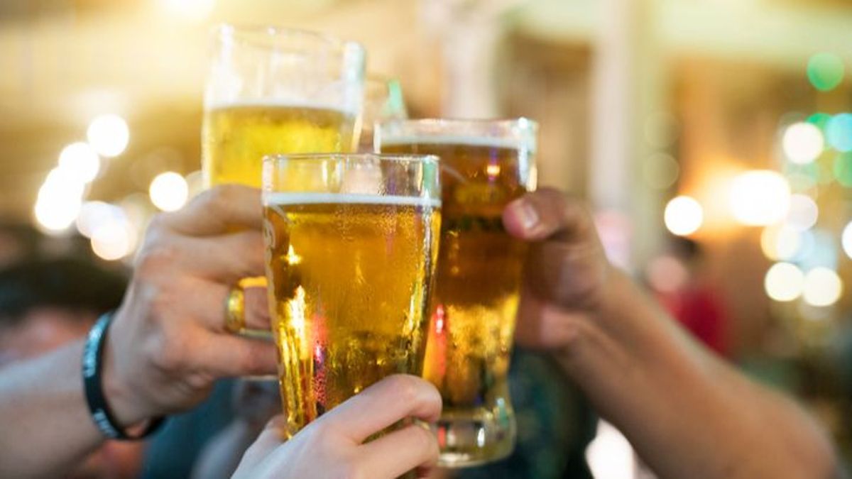 Un bar de Sevilla ofrecerá cerveza gratis a todos lo que vayan a votar el 23J: "Se nos ha ido de las manos"